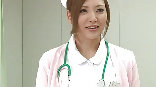 Nurse in Japanies Medical center sans work
